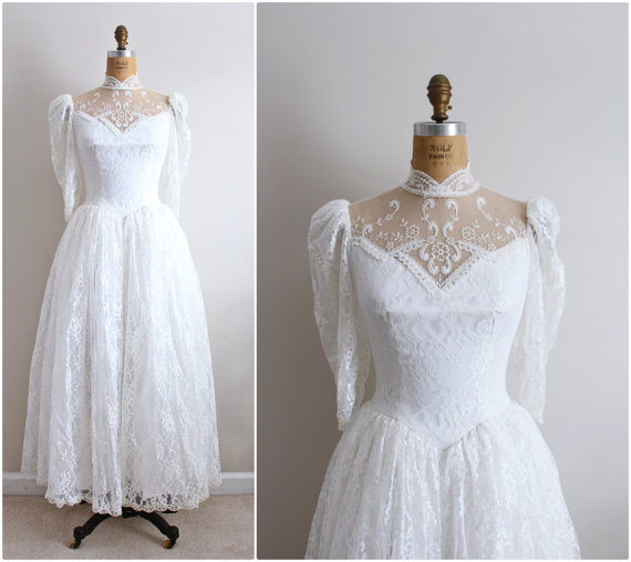 Hochzeit - 1980s Lace Wedding Dress / 80s Eva Wedding Dress /  Bridal Gown /  Size M
