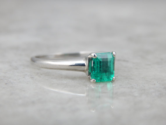 Hochzeit - Contemporary Emerald Solitaire Engagement Ring in Platinum D11U1L-P