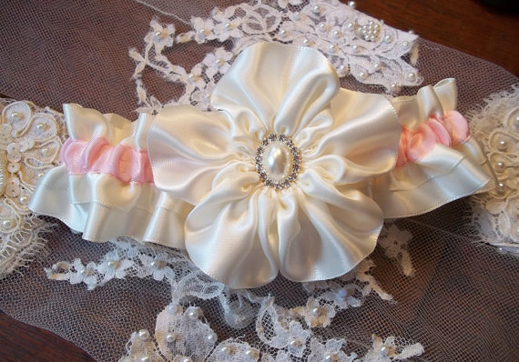 Свадьба - Light Pink Wedding Garter, vory and Light Pink Bridal Garter with Pearl and Rhinestone Center. Bridal Garter