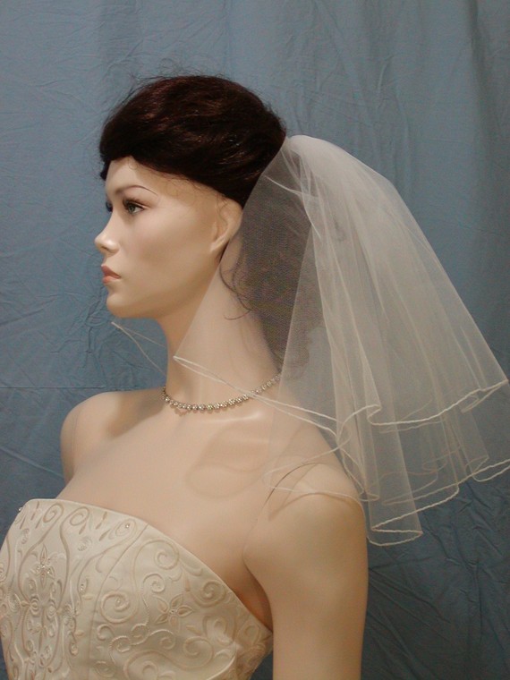 زفاف - Short Shoulder length Bridal Veil Fun and Flirty with a delicate pencil edge