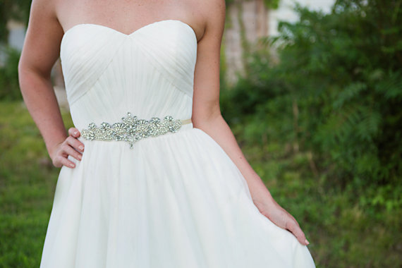 زفاف - Diamond wedding belt, rhinestone bridal sash, centered on ribbon, Silver Glass Rhinestone Crystals