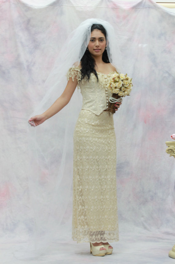 Mariage - Victorian Wedding Dress/Lace Dress/Formal Wedding/ Garden Wedding/Beach Wedding