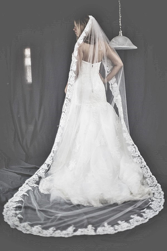 زفاف - Beautiful high quality bridal veil. Cathedral lenght lace veil around edge