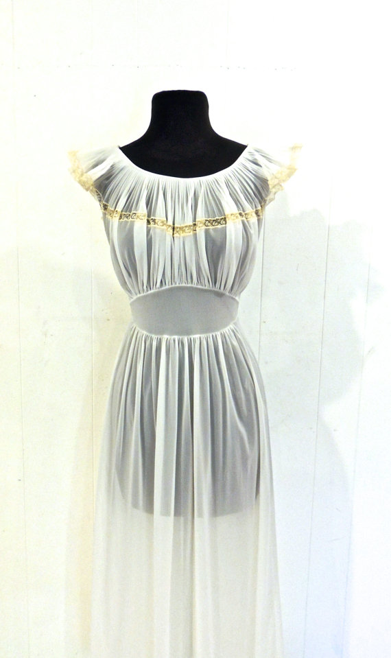 زفاف - vintage white lingerie gown - 1950s Vanity Fair white lacy ruffled nightgown