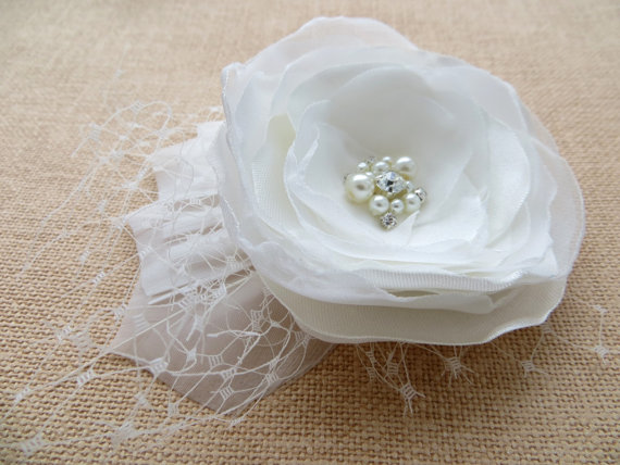 Mariage - Wedding bridal hair accessory, ivory feather fascinator, bridal flower hairpiece, bridal hair clip, wedding hairpiece, hair clip flower