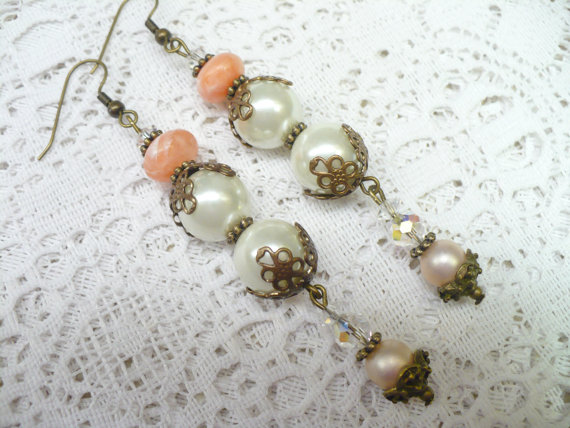 زفاف - OOAK Vintage Peach/Orange/White PEARL Earrings - Bronze tone dangle - Pierced ears - Bridal - vintage WEDDING - Bridesmaid gift - leaf cap