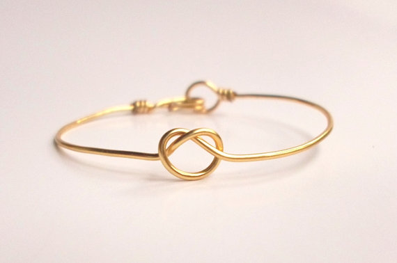 Hochzeit - Gold Love Knot Bracelets + Pouches + Cards, tie the knot bangle Bracelet / Copper Silver Gold / Bridesmaids / Bridesmaid gifts / best friend
