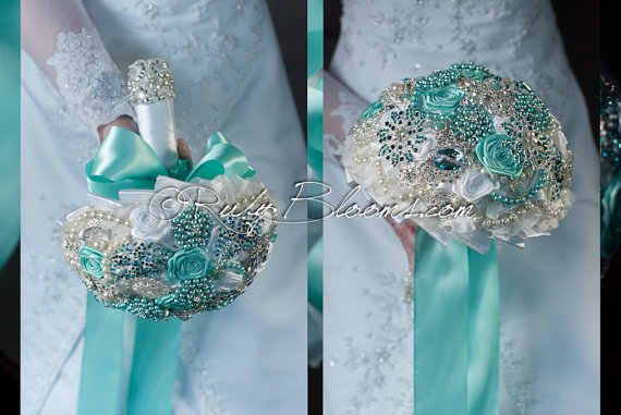 Mariage - Aqua Wedding Brooch Bouquet. Deposit “Princess Bride” Pearl Aqua Turquoise Brooch Bouquet. Crystal Bridal Broach Bouquet Ruby Blooms Wedding