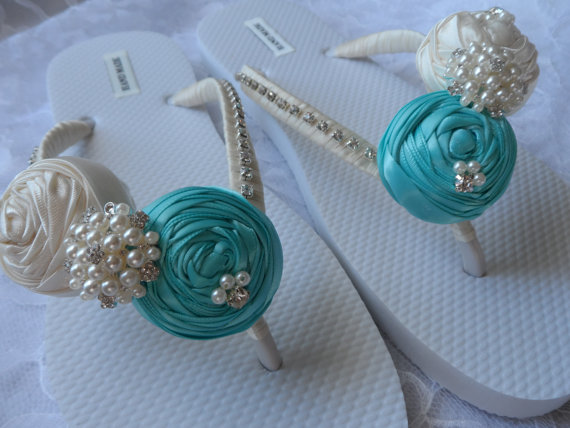 زفاف - Aqua Blue & Ivory Bridal Flip Flops / Bridal Color Flip flops / Bridal Rolled Flowers Sandals / Beach Flip Flops / Bridesmaids Shoes .