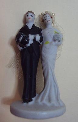 Свадьба - Vintage Porcelain Bride And Groom Couple Wedding Cake Topper