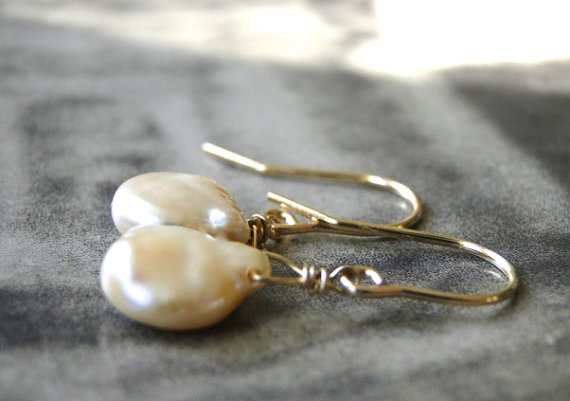 Hochzeit - Freshwater Pearl Earrings / Luxe Jewelry / Accessories / 14k Gold Filled Pearl Earrings / Wedding Earrings / Jewelry / Bridal Pearl Earrings