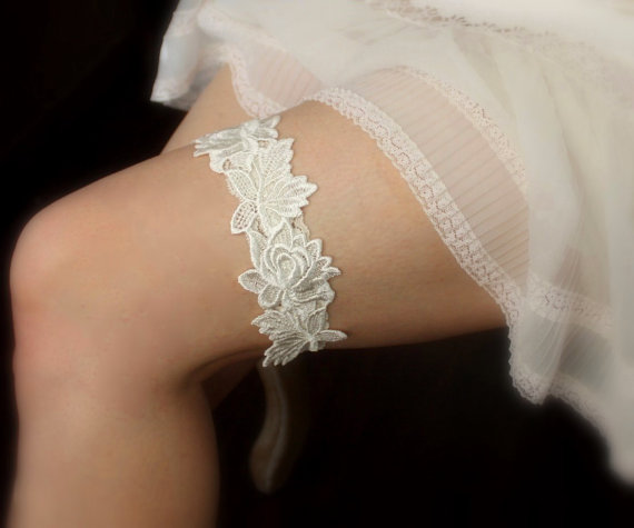 زفاف - Lace Wedding Garter - Bridal Garter in Ivory or White - Vintage Inspired Wedding - "Brynn"