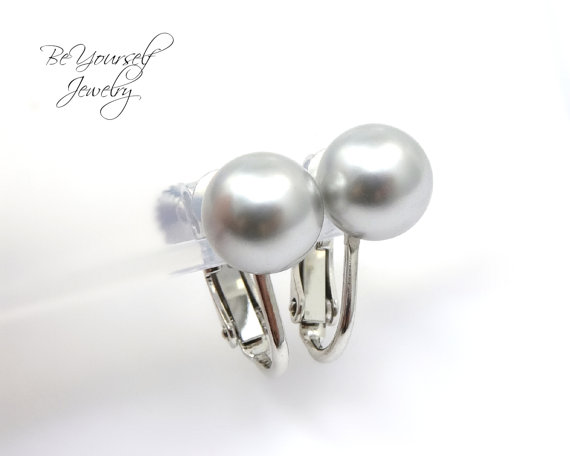 زفاف - 8mm Light Grey Pearl CLIP ON Earrings Silver Screw Back Earrings Swarovski Pearls Hypoallergenic Grey Bridesmaid Gift Pearl Wedding Jewelry