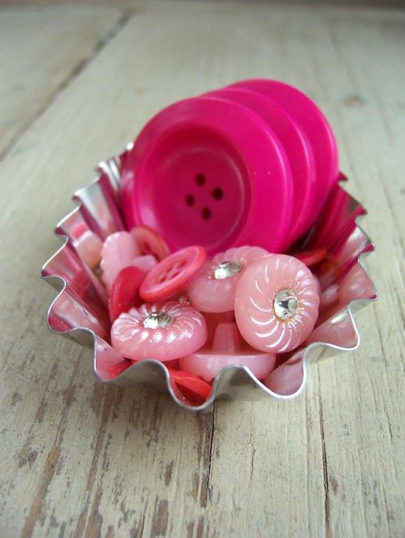 Hochzeit - Pretty In Pink Buttons In Miniature Tart Mold