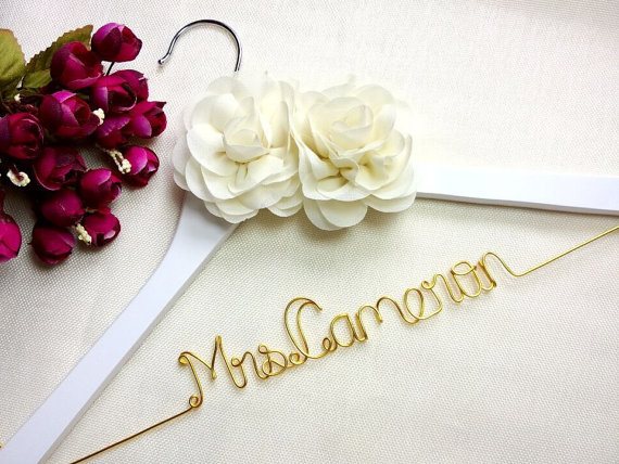 Свадьба - Personalized Wedding Hanger, brides hanger,name hangers,bridesmaid hangers,bridal party gifts,bride groom hanger,hanger with flower