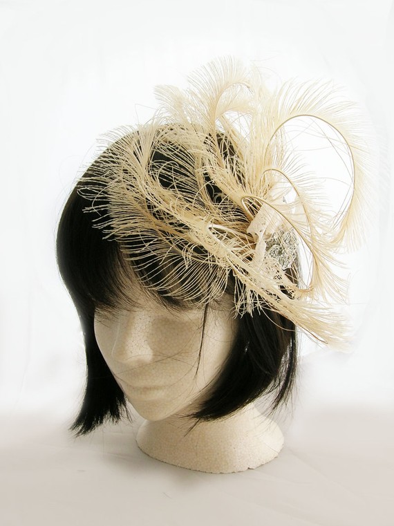 Mariage - Ivory Peacock feather wedding fascinator - bridal accessories- MYRA design Custom Colors available - CHOOSE comb, headband or alligator clip