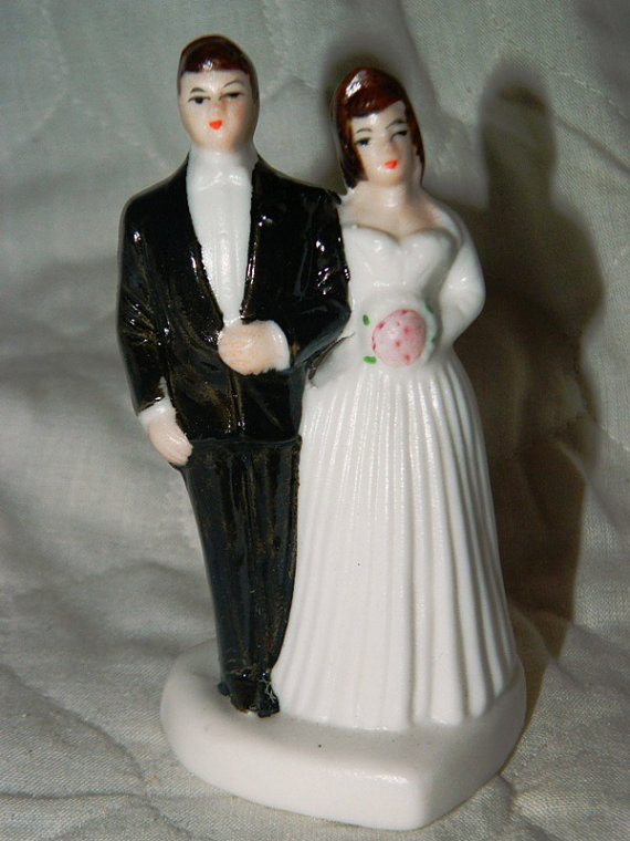 Свадьба - Vintage Wedding Cake Topper,  Fabric Dress, Mid Century Bride & Groom, June Wedding, Heart Shaped Base