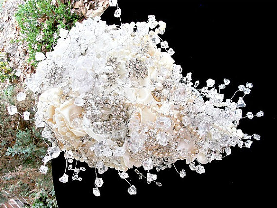 Свадьба - Cascading brooch   bouquet ,  alternative wedding bouquet,brooch bouquet ,cascade, waterfall, teardrop bouquet,alternative bridal bouquet