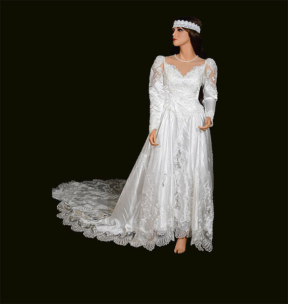 Свадьба - Lace Wedding Dress Ball Gown Wedding Dress Sweetheart, Long Train. Long Sleeve Wedding Dress, bohemian wedding dress