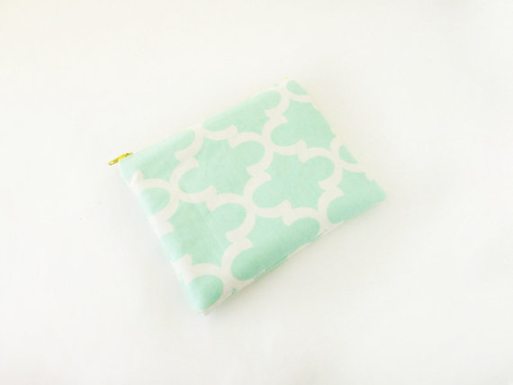 Свадьба - Clutch - in Mint Fulton - Quatrefoil Make up Bag - Zipper Pouch - Small - Wedding Gifts - Bridesmaid Gifts - Wedding Favors