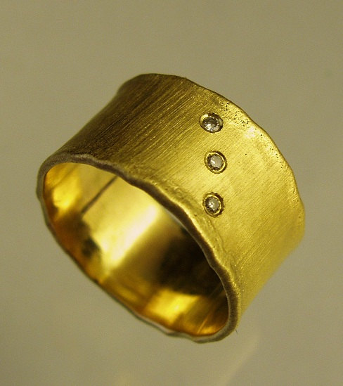 زفاف - Engagement ring, diamond ring, wide hammered diamond ring, recycled gold, custom handcrafted ring