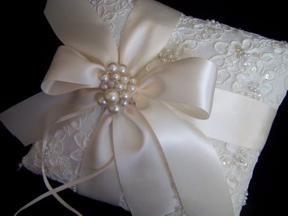 Свадьба - Ivory Ring Bearer Pillow With Alencon Lace