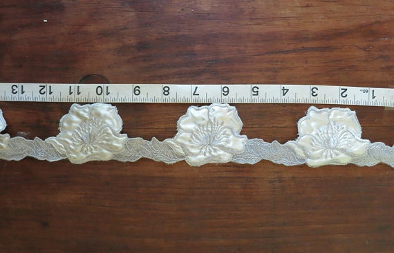 Mariage - 4+ Yards 1950s White Satin Floral Trim with Grey Embroidery - 4+ yards - Vintage 1950s Trim for Wedding, Bride, Lingerie