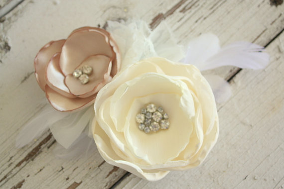 Свадьба - Bridal fascinator, brides hair clip, ivory and champagne fabric flower and feather hair accessory, wedding hair clip