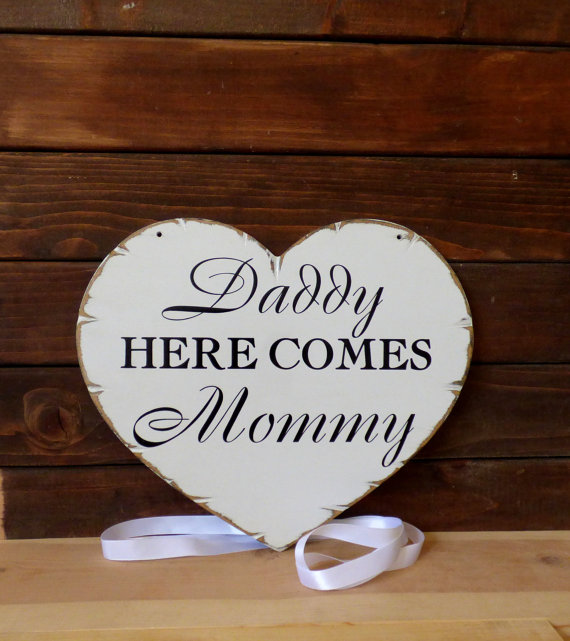 Свадьба - Daddy here comes mommy sign, wedding heart sign, flower girl sign, wedding sign for dad