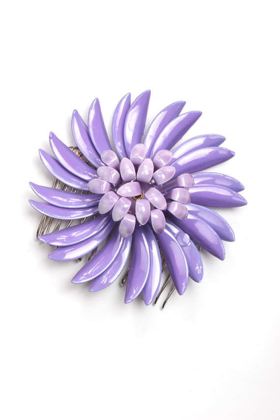 Свадьба - Purple Enamel Flower Hair Comb - Purple Mod Enamel Flower - Handmade USA - 1960s - SALE - 1000192