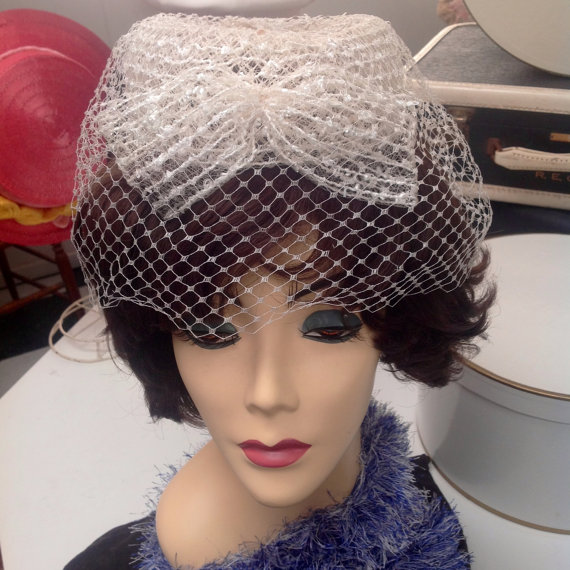 زفاف - Ivory Whimsy Fascinator Bridal Hat with Veil 1950s 1960s