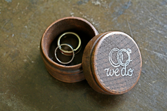 Hochzeit - Wedding ring box.  Rustic wooden ring box, ring bearer accessory, ring warming.  Small round ring box with "we do" design in white.
