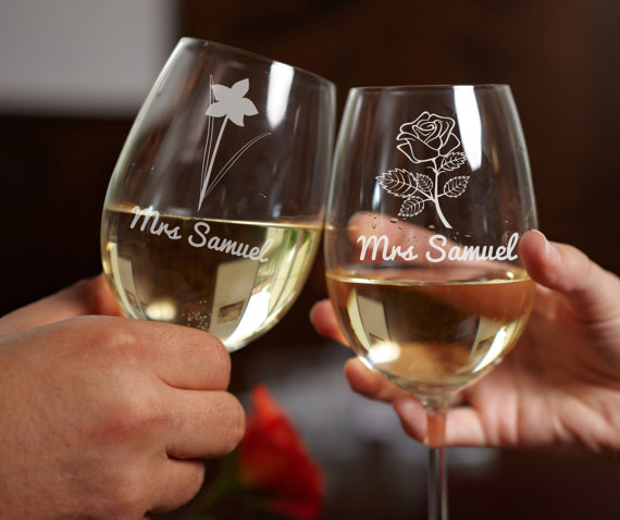Свадьба - Personalized Wine Glasses - Custom Engraved Wine Glasses - Set of 2 - Bridesmaids Gift - Wedding Toasting Glasses
