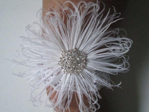 Свадьба - Snowflake Bridal Garter For Winter, White Lace WEDDING Garter Set, Feather Garters, Vintage / Roaring 20s / Flapper Wedding