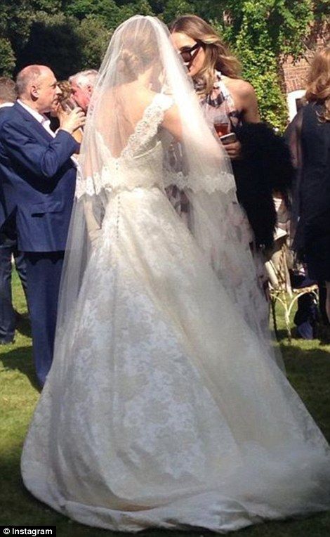 زفاف - Jacqui Ainsley Shares A Kiss With 'soulmate' Guy Ritchie After Wedding