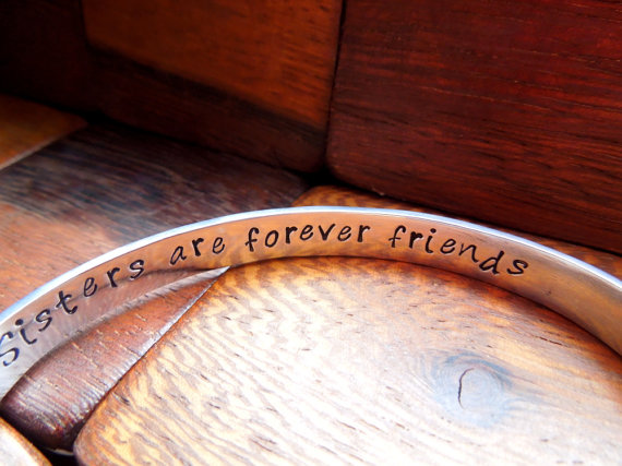 Mariage - Sisters are forever friends bracelet - Hand stamped - Sister Gifts - Big Little Sorority Jewelry - Wedding - Birthday - Hidden Message
