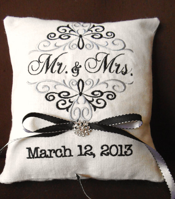 زفاف - Mr. & Mrs. Personalized Embroidery Ring Bearer Pillow