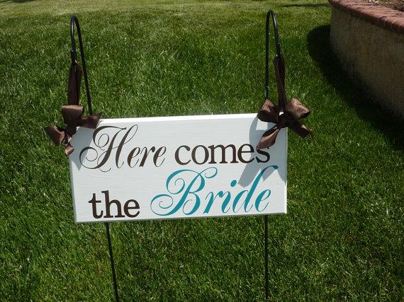 Mariage - Here Comes the Bride 1 or 2 sided sign...flower girl...ringbearer. or photo prop...see listing for backside options