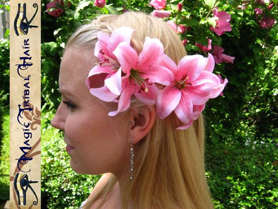 Свадьба - WEDDING LILY hair flower FASCINATOR  - 2 hair clips - Bride Bridesmaids hair jewelry Formal flower girl accessory Vintage boho accessory