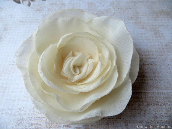 Hochzeit - Ivory Vanilla Cream, Wedding Hair Flower, Ivory Hair Fascinator, Bridal Hair Accessory, Hair Clip