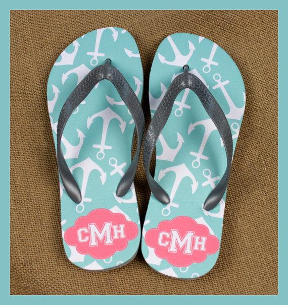 Свадьба - Flip Flops Monogrammed Gift Bridal Party Bachelorette Party Wedding Teacher Graduation Personalized Custom Flip Flops Sorority Gifts for Mom