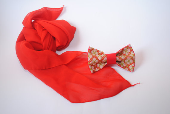 Mariage - Red bow tie Embroidered bowtie for red wedding Groom's bowtie Perfect for groomsmen too Bridal gift Weddingday Chic and nice tie Cool idea