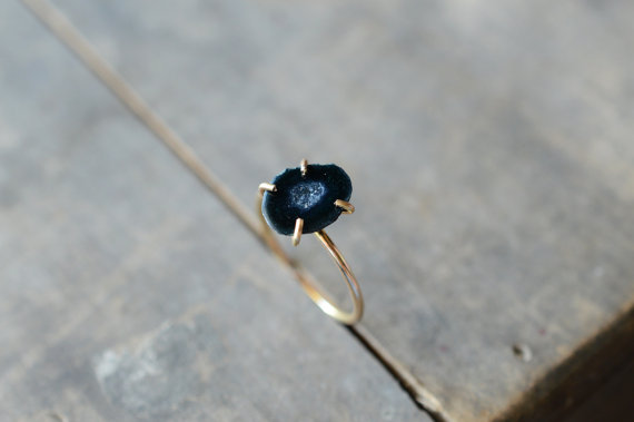 زفاف - Tiny Dark Blue Geode Ring. Dark Blue Tabasco Geode Stone Ring. Gold Filled Prong Ring. Gifts For Her. Engagement Ring. Geode Jewelry
