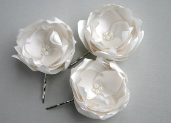 زفاف - Ivory Bridal Flower Hair Piece, Handmade Ivory Flower Hair Accessory, Ivory Headpiece, Flower Hair Pins, Bridal Veil, Off White Flower Clip