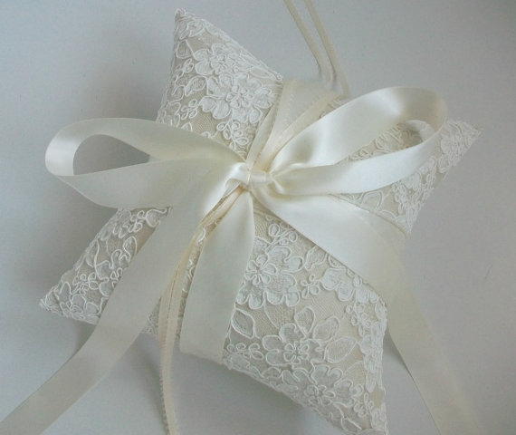 Mariage - French Alencon Lace Ring Bearer Pillow in Ivory, Ivory Ring Pillow, Off-White Wedding Pillow, Cream Ring Pillow in Silk Dupioni, Cushion