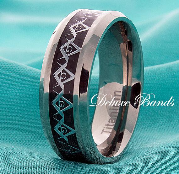 Mariage - Masonic Titanium Wedding Ring,Polished,8mm,Beveled Edges,Mens Masonic Ring,Custom Made Band,Titanium Anniversary Ring,Titanium Wedding Band