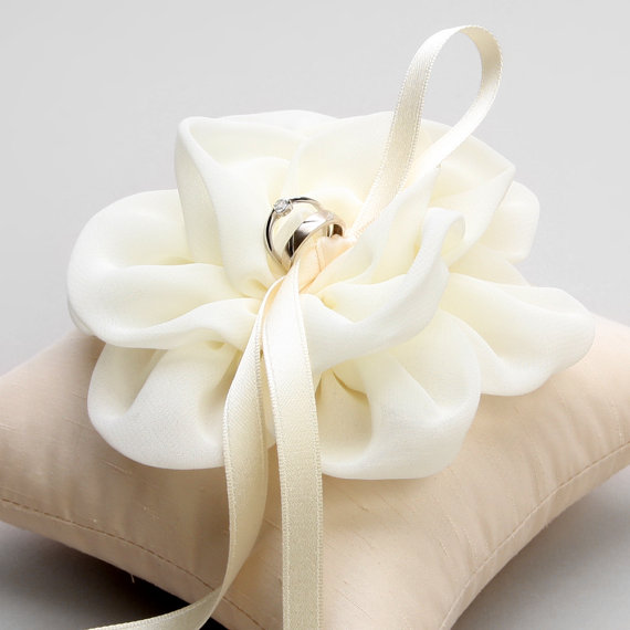 زفاف - Ivory ring pillow, wedding ring bearer, bridal flower ring pillow - Adina