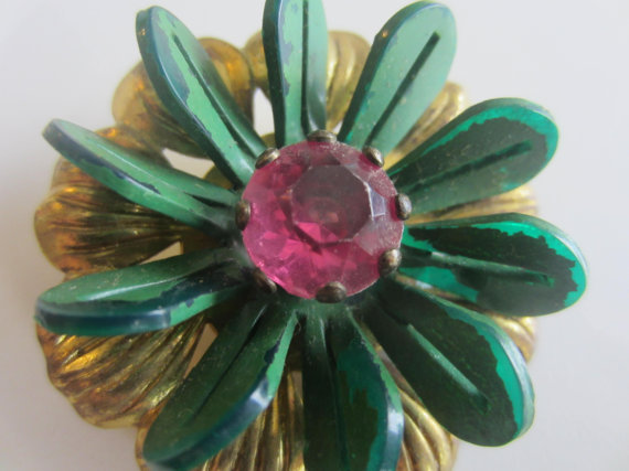 زفاف - Vintage Button -  extra large,beautiful and unique flower design, bronze finish metal, green with pink rhinestone embellished(lot july 617)