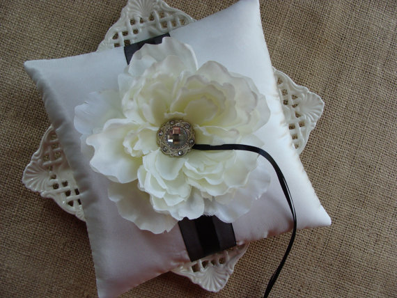 زفاف - Wedding Ring Bearer Pillow - Ivory Peony on Ivory Tafetta & Black
