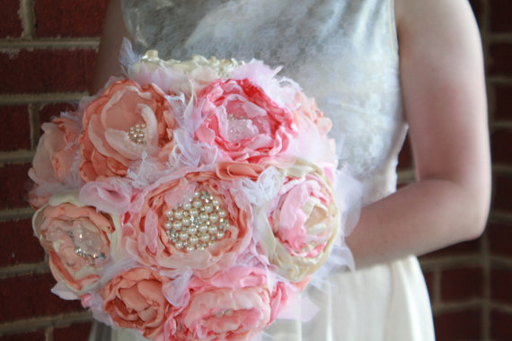 Свадьба - Heirloom brooch bouquet. Fabric peony flowers in shades of peach,  coral pink Jane Austin inspired.